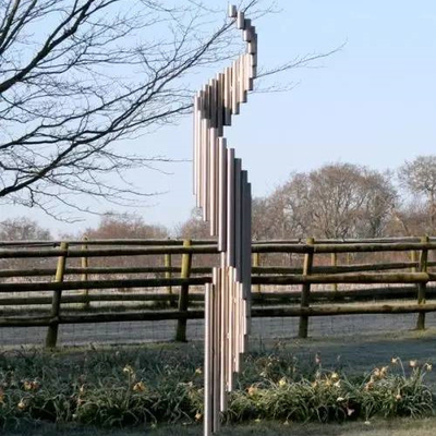 L'estratto all'aperto del tubo di acciaio inossidabile del giardino gira le sculture del metallo