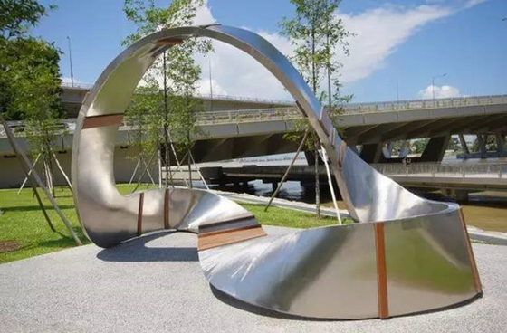 Grande scultura da esterno in acciaio inossidabile forgiato lucidato a specchio in metallo