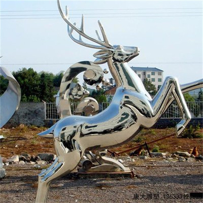 I cervi moderni dell'acciaio inossidabile della decorazione del giardino scolpiscono la statua dei cervi del metallo