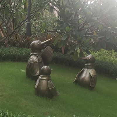 Scultura decorativa all'aperto del pinguino delle statue bronzee fatte a mano del giardino