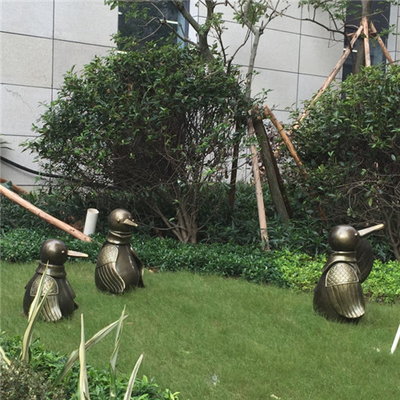 Scultura decorativa all'aperto del pinguino delle statue bronzee fatte a mano del giardino