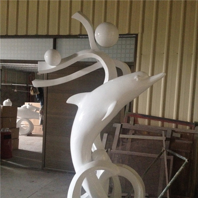 La statua all'aperto del delfino della vetroresina del parco dell'oceano ha lucidato 100cm dipinto