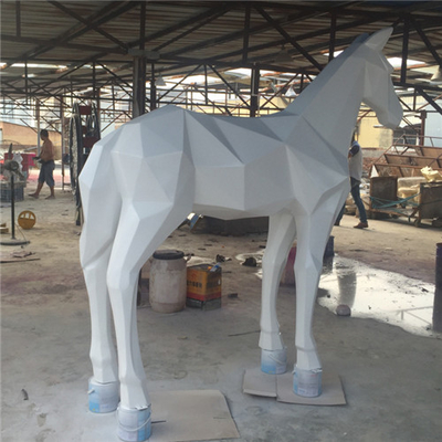 Il grande animale del giardino del cavallo del metallo scolpisce la geometria realistica per la città