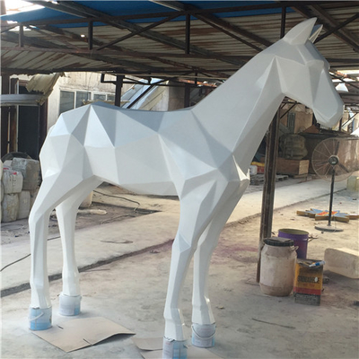 Il grande animale del giardino del cavallo del metallo scolpisce la geometria realistica per la città