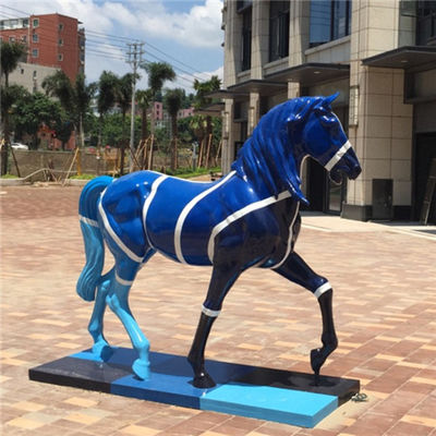 La statua a grandezza naturale del giardino della scultura del cavallo della vetroresina realistica ha dipinto