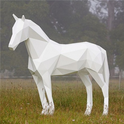 Il grande animale del giardino del cavallo del metallo scolpisce la geometria realistica per la città