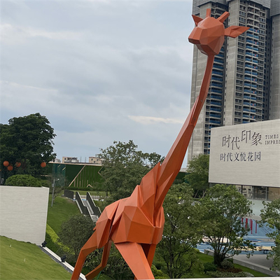 La grande giraffa all'aperto del metallo della geometria scolpisce decorativo per il quadrato del centro commerciale