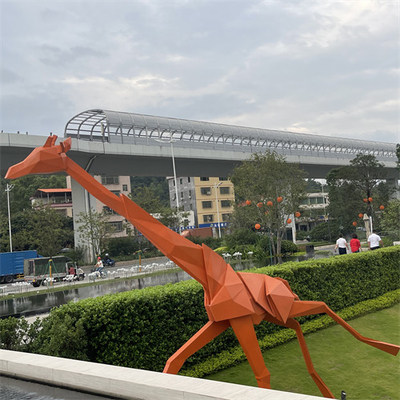 La grande giraffa all'aperto del metallo della geometria scolpisce decorativo per il quadrato del centro commerciale