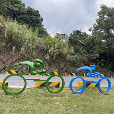 Il giardino all'aperto della corsa di riciclaggio scolpisce fatto a mano multicolore per il parco a tema