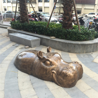 Il grande animale del giardino dell'ippopotamo bronzeo scolpisce l'ottone di rame della colata moderna
