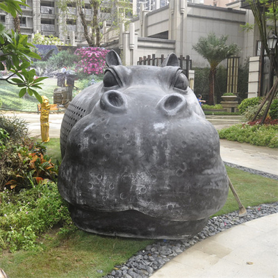 Il grande animale del giardino dell'ippopotamo bronzeo scolpisce l'ottone di rame della colata moderna