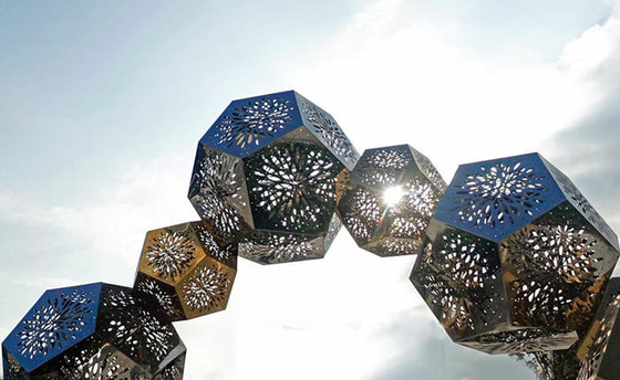 L'oro ha placcato l'acciaio inossidabile vuoto pubblico di Art Decorative Metal Sculpture Large