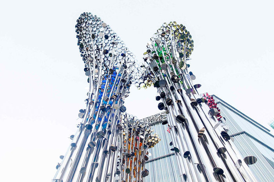 Le sculture d'argento di acciaio inossidabile del quadrato sottraggono la scultura all'aperto dell'albero del metallo