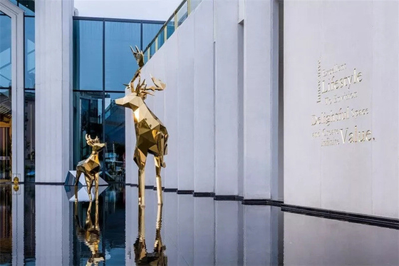 L'animale del giardino di acciaio inossidabile scolpisce la grande statua lucidata geometrica dei cervi del metallo