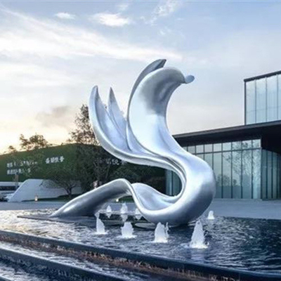 Le sculture di acciaio inossidabile del paesaggio hanno lucidato la scultura all'aperto dello specchio