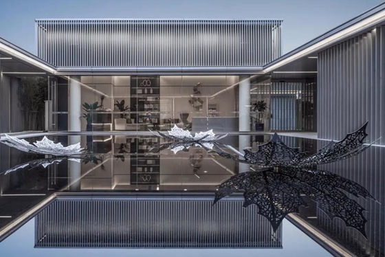 La decorazione domestica delle foglie di acero scolpisce la scultura astratta moderna degli ss 304 fatti a mano