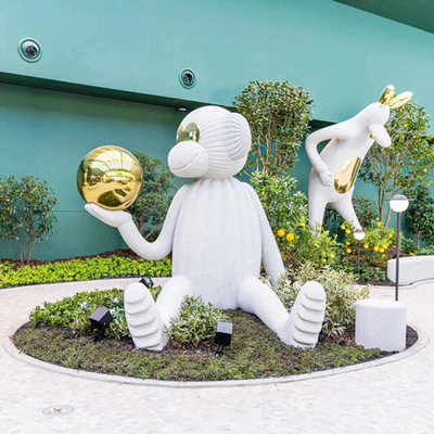 Decorazione di seduta del metallo della vetroresina del fumetto della statua della scimmia del giardino della plaza