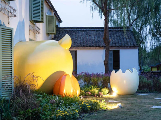 La vetroresina sveglia della scultura del giardino del pollo dell'uovo del fumetto ha personalizzato