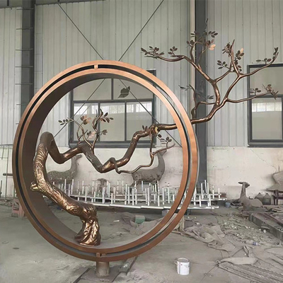 Le statue bronzee del giardino di stile cinese circondano la scultura all'aperto dell'albero su misura