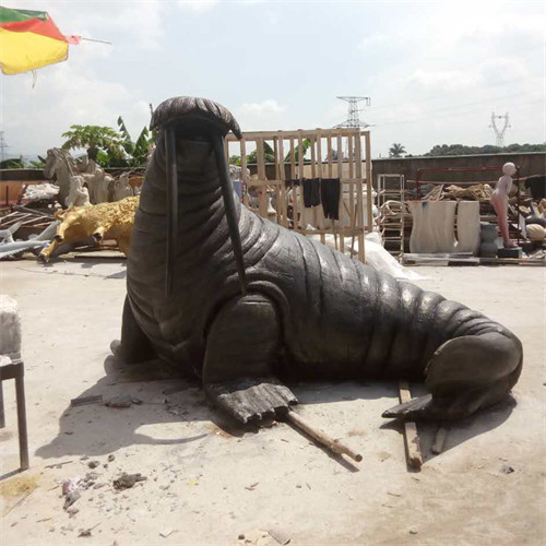 Il giardino animale bronzeo del tricheco a grandezza naturale del mare scolpisce all'aperto per la decorazione