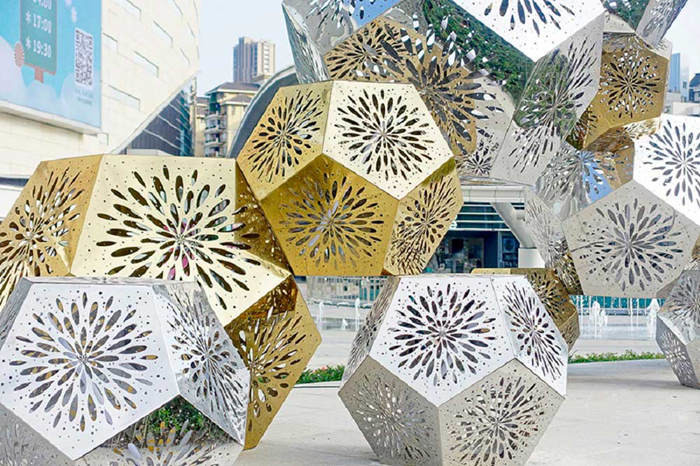 L'oro ha placcato l'acciaio inossidabile vuoto pubblico di Art Decorative Metal Sculpture Large