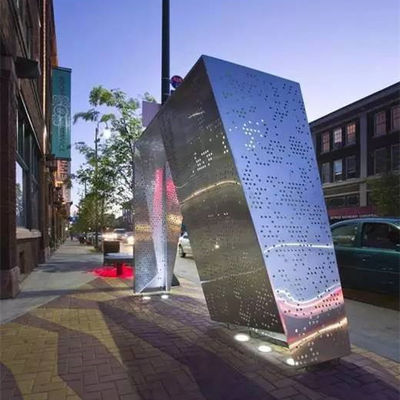 Scultura in acciaio inossidabile progettata con logo del marchio trasparente scavata