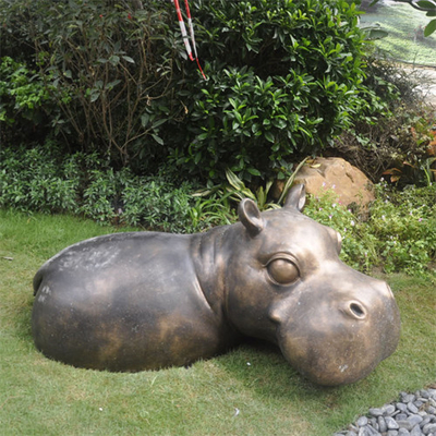 Il grande animale del giardino dell'ippopotamo bronzeo scolpisce l'ottone di rame della colata moderna