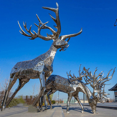 Lo specchio ss fa il giardinaggio animale scolpisce le sculture realistiche del giardino dei cervi del metallo